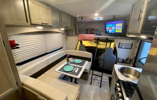 EZ to drive- 2021 Perfect Size Class C HotelBuster