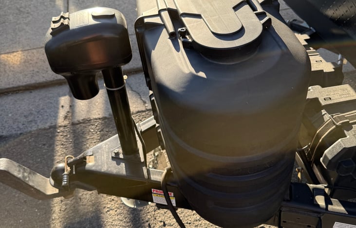 Front electric jack, dual propane, dual battery.