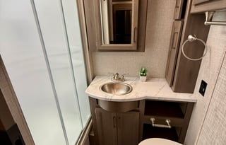 Thor Hurricane 34R ***King Bed & Washer/Dryer***