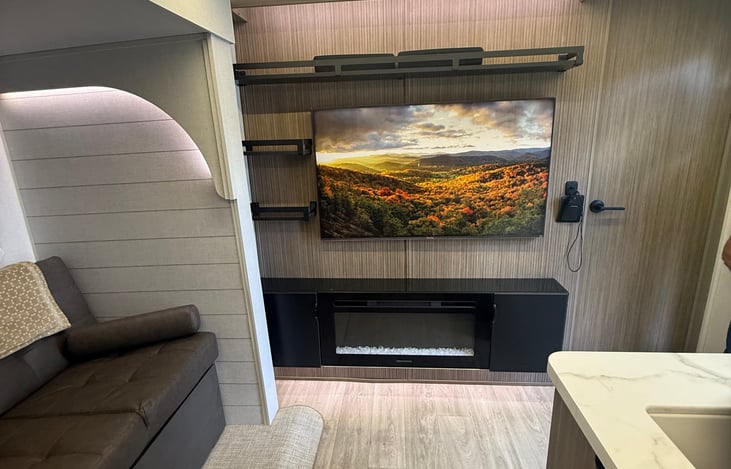 Entertainment center with 32” Tv