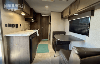 ECONOMY JAY FLIGHT w/ Queen Bed, Bunks & Full Bath