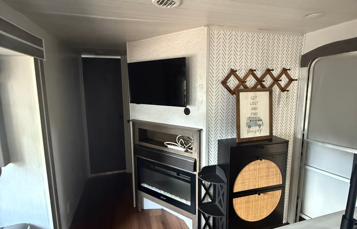 Entranceway has a shoe rack!