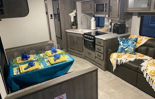 2021 30ft Coachmen Apex Lite Trailer