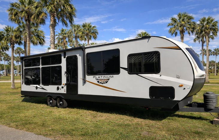 Mid bunk RV rental in Okeechobee, FL. Delivery to Plant Bamboo, Westgate River Ranch, and Sebring Raceway