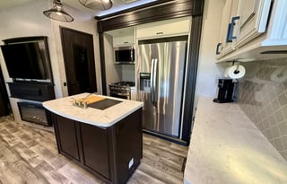 Luxury 5th Wheel Bunkhouse, Sleeps 10 + 1.5 Baths