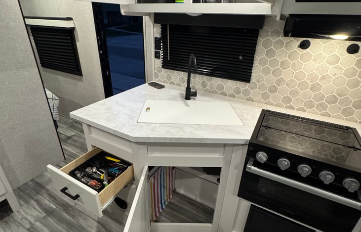 Kitchen area with sink cover