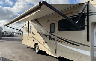 Explore in Style: 2018 Minnie Winnie 31G - Sleep9!