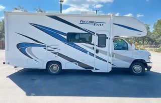 2025 Thor Freedom Elite - Home-like amenities!