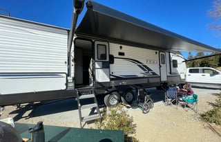 Glamping Haven: 2 Bdrms, Cozy Fire & Paws Welcome!