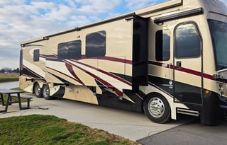 2018 Fleetwood Discovery LXE 44H Diesel TAG Axle