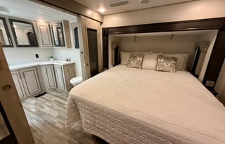 Keystone Alpine 3700FL ***1.5 bath and King Bed***