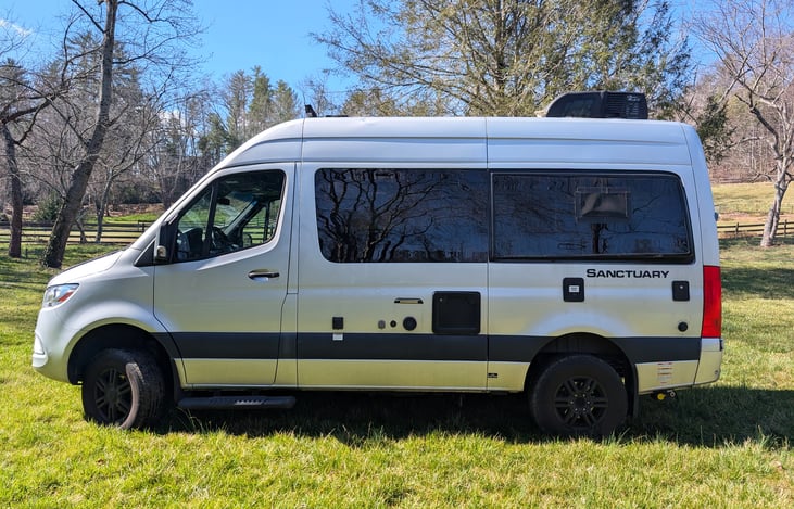 Rugged and luxurious, this modern van offers the ultimate in comfort and capability. On demand 4WD means you can go wherever you want.