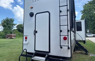 LUXURY 2 BED, 2 BATH RV W/ PRIVATE SUITE & ENTRY