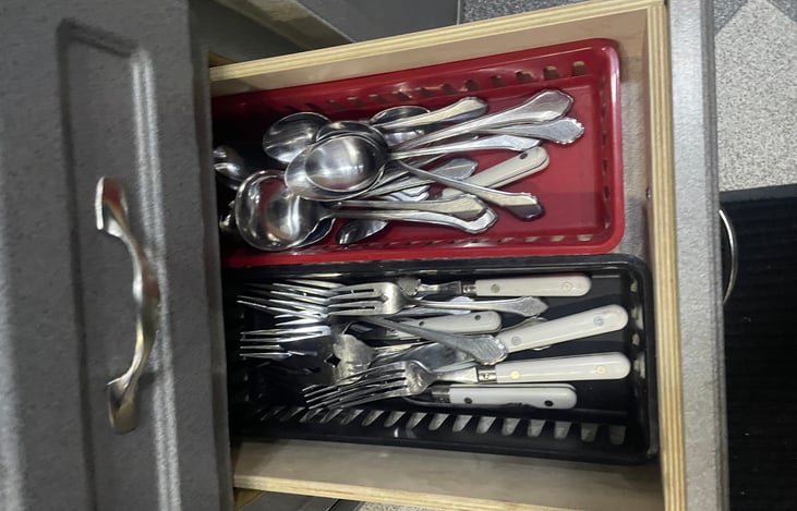 silverware, Plastic also included