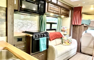 The Queen Bea: Class C 2018 Jayco Greyhawk 31FS