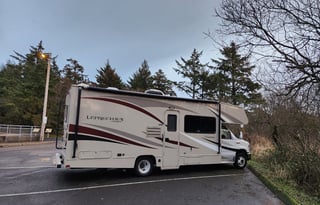 Clean & Comfy 2016 Coachmen Leprechaun 26DS