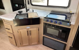 Bunkhouse RV Rental | Sleeps 8 | Outdoor Kitchen