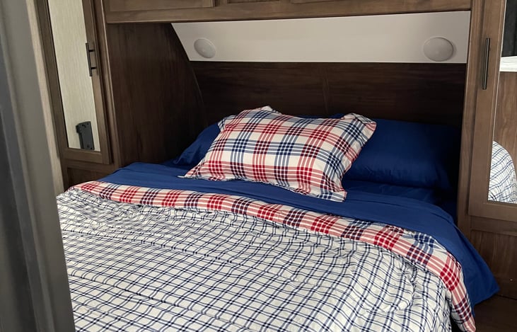 Queen bed /right entry