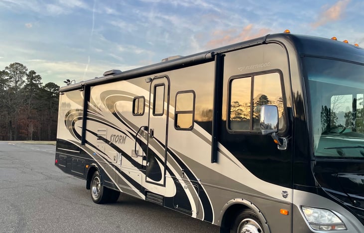 32.0 Storm 32V Class A Motor Home | RVshare