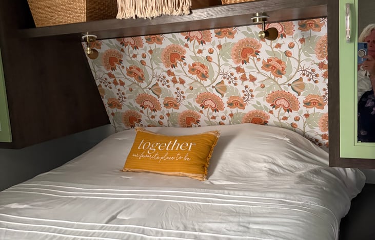 Queen size bed, you bring your own linens.