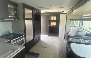 SPACIOUS!!! 2021 SURVEYOR LEGEND 296QBLE