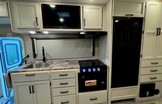 Rolling Retreat 2023 Mercedes Thor Four Winds 24LT