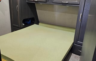 Genesis supreme toy hauler 27fs ( 32' overall )