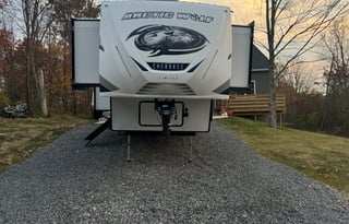 2022 Arctic Wolf 5th wheel sleeps 8-10