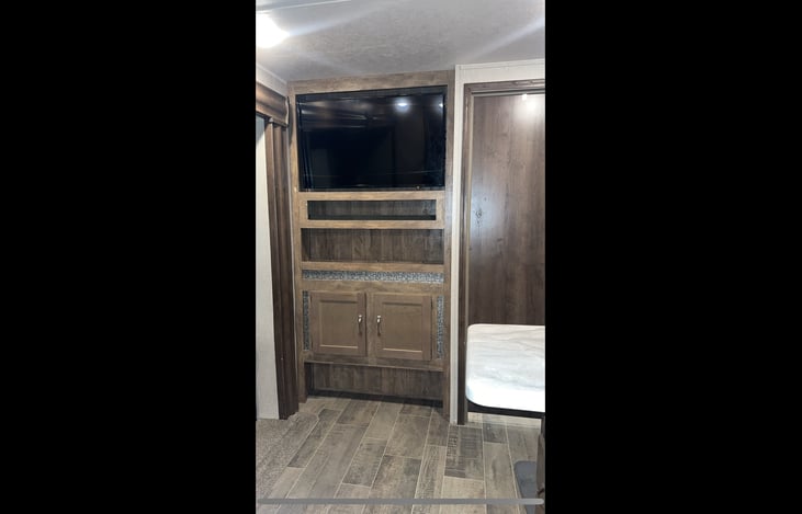 39” tv with Bluetooth soundbar.
Bluetooth soundbar to your phone to enjoy your own style of music.