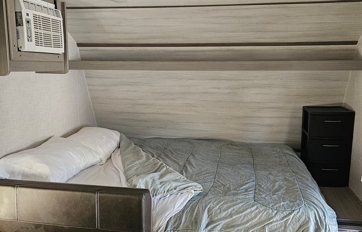 Queen bed with light weight king comforter