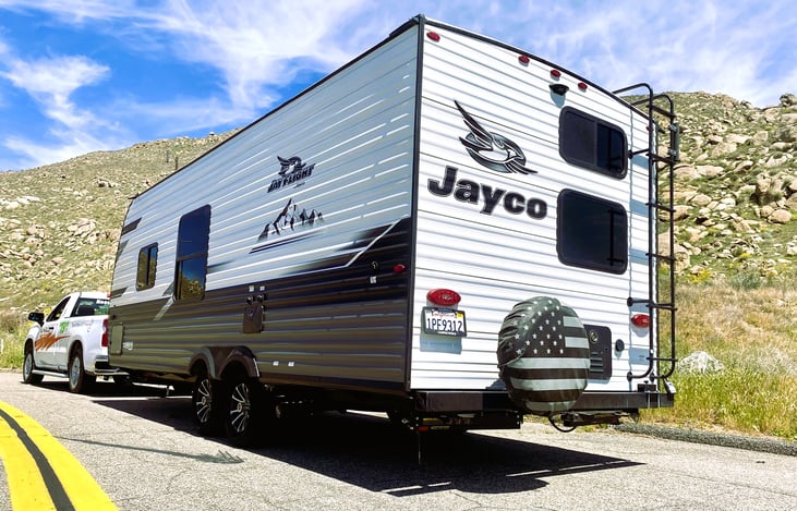 Catch the Jam Caravan on its way to Newport Dunes in Orange County! This Jayco Jay Flight is more than just a travel trailer — it’s your ticket to affordable RV rentals with epic SoCal views. Enjoy yo