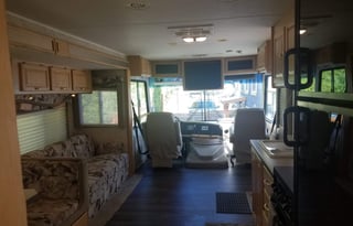 2005 Tiffin 33' with 2 slides and very low miles