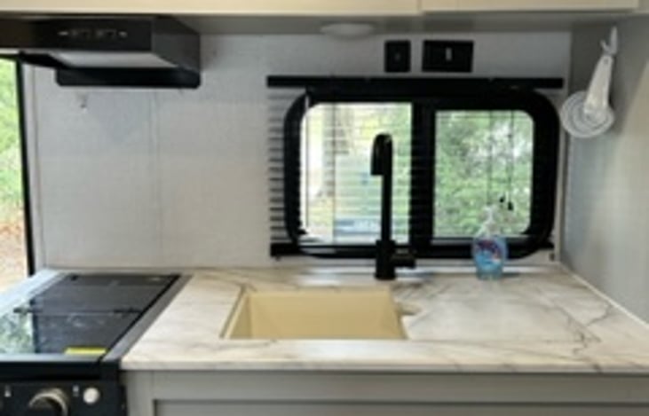 Extra large sink for clean up.