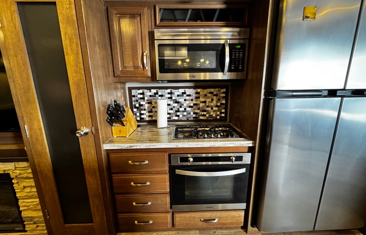 Microwave, stove top and oven are nice to cook homemade meals.