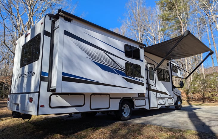 Ultimate family RV! This 2023 Forester features a unique Kid’s Zone bunkhouse, sleeps 8, and modern luxury. Spacious, easy to drive, and perfect for big groups. Book your dream adventure today!
