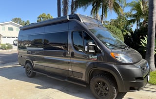 Camper Van w/it all (pop up, shower, AC and solar)