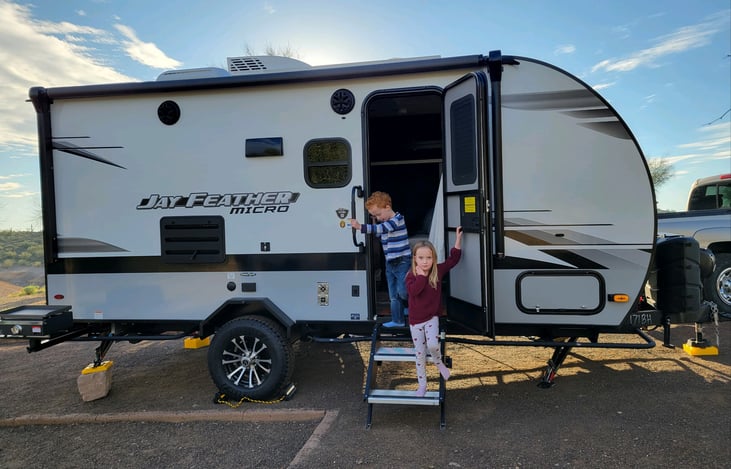 Easy to tow! Plus we
Provide leveling blocks, wheel chocks and antisway system.