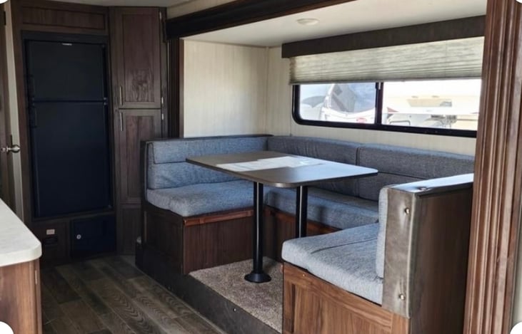 Ushaped dinette area with seating for 4.