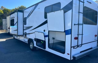 32*NEW 2023* Luxury SUNSEEKER 10 Sleeper w Bunks!