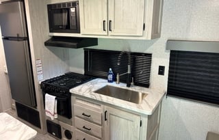 31' Travel Trailer – Sleeps 6 w/ King Bed!