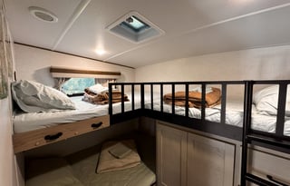 Modern Fifth Wheel – Your Home on the Road