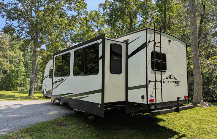 The East to West Alta is a spacious and luxurious camper. It features a bright and spacious interior, large kitchen island, 2 slide outs, king bed, outdoor kitchen, solar power and more.