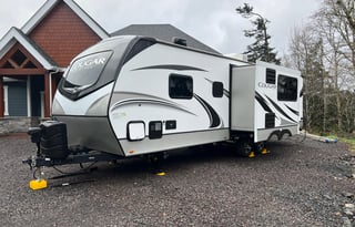 Family friendly bunkhouse with a king sized bed!