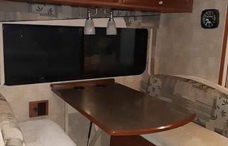 Winnebago Vista 35F (2 toilets / 1.5 bath)