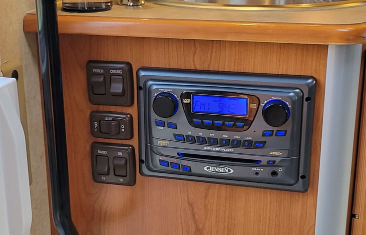 Jensen  Stereo system is amazing with several spearks  throughout the motorhome