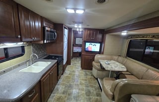 2014 Thor Motor Coach Miramar 32 1