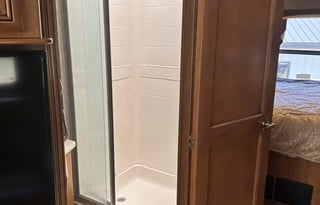 2017 Thor Miramar 34.2,Tailgate-outdoor Kitchen/TV