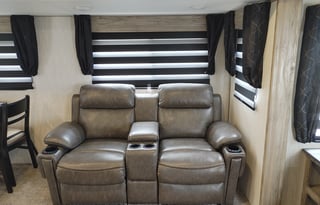 2021 ALPHA WOLF Spacious Living Room