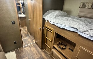 3 SLIDE SPACIOUS AND COMFY DISCOUNT M2M AVAILABLE