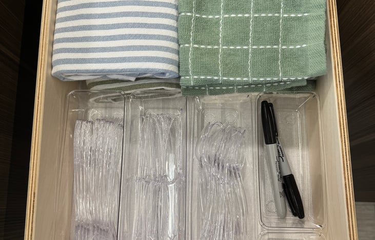 Plastic silverware and kitchen towels included.